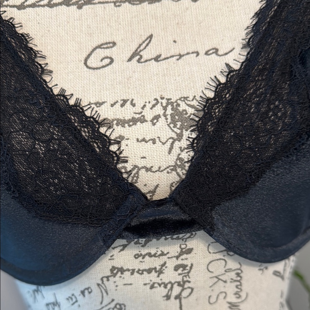 NWT Victoria's Secret Black Velvet and Lace Bra with Underwire Support - 40D - Picture 3 of 7